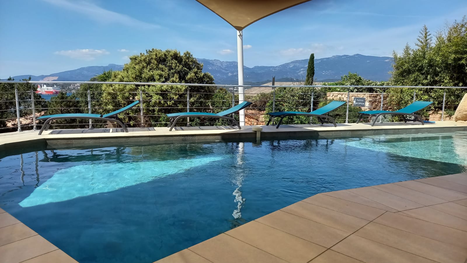 Piscine, lumière et panorama.
