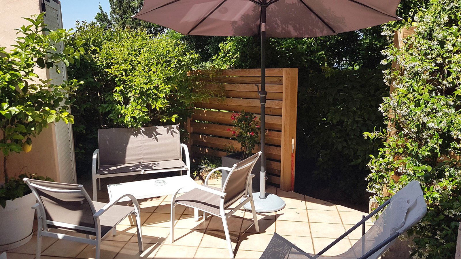 Un extérieur calme, ouvert sur la végétation.